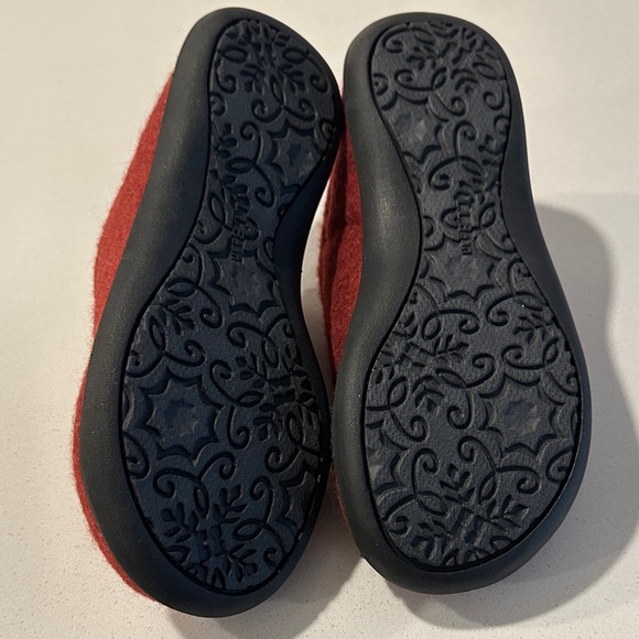 Red Slippers with Cat Design - Picture 3 of 6